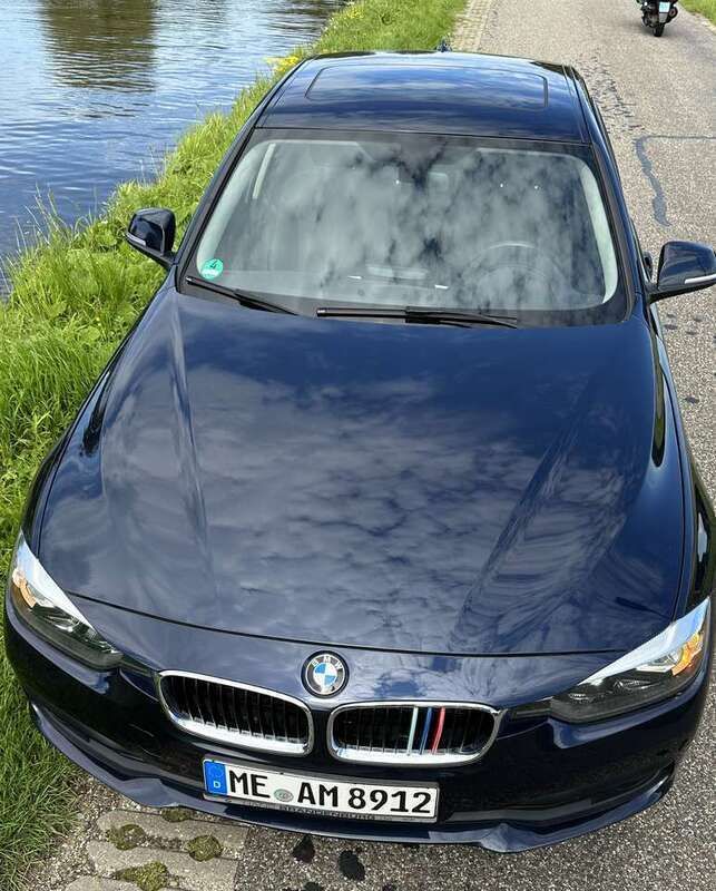 Blau Gebraucht 2016 BMW 320 Advantage Limousine | 12.400 € (Fairer Preis) - Bild 1/4