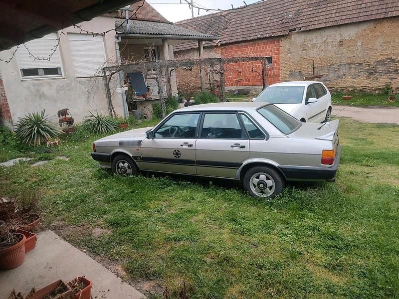 Second-hand Audi 80 68 CP (50 kW) 1986 Argintiu Berlinǎ