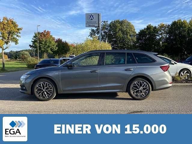 Grau metallic Gebraucht 2022 Skoda Octavia Clever Kombi | 29.460 € (Teuer) - Bild 1/4