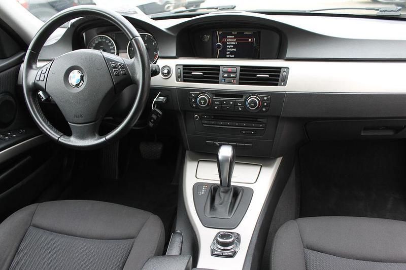 Gebraucht BMW 318 143 PS (105 kW) 2011 Blau Limousine