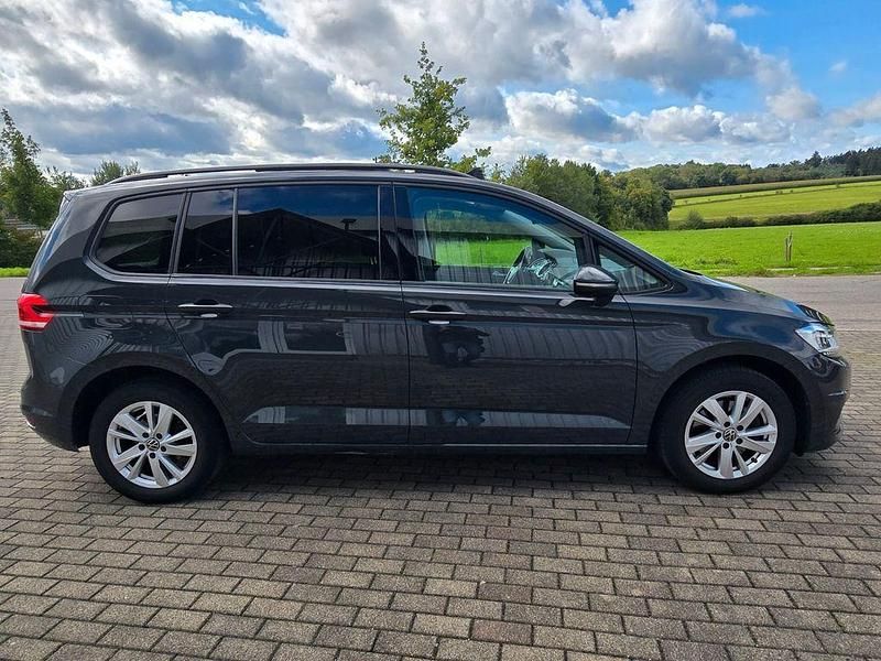 Gebraucht VW Touran 122 PS (89 kW) 2022 Grau Van / Kleinbus