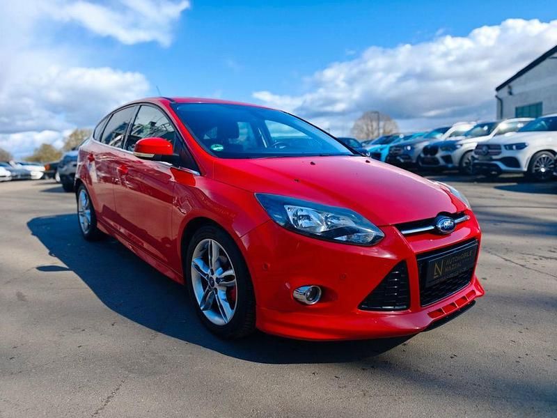 Gebraucht Ford Focus Titanium 125 PS (91 kW) 2014 Rot Limousine