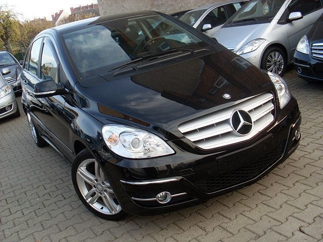 Schwarz Gebraucht 2011 Mercedes B180 Van / Kleinbus | 7.990 € (Fairer Preis) - Bild 1/4