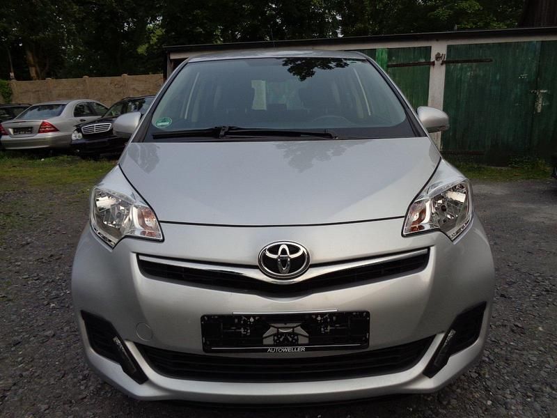 Gebraucht Toyota Verso 100 PS (73 kW) 2012 Silber Van / Kleinbus