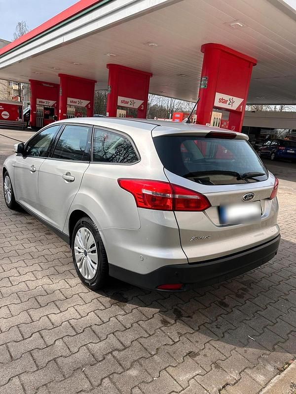 Gebraucht Ford Focus Titanium 120 PS (88 kW) 2017 Grau Kombi
