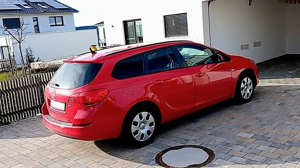 Używany Opel Astra Edition 110 KM (80 kW) 2012 Czerwony Kombi