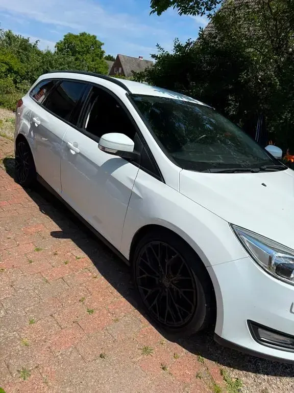 Gebraucht Ford Focus Trend 125 PS (91 kW) 2015 Weiß Limousine