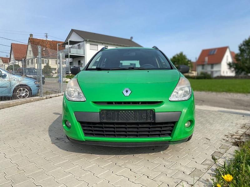 Grün Gebraucht 2012 Renault Clio GrandTour Expression Kombi | 3.899 € - Bild 1/4
