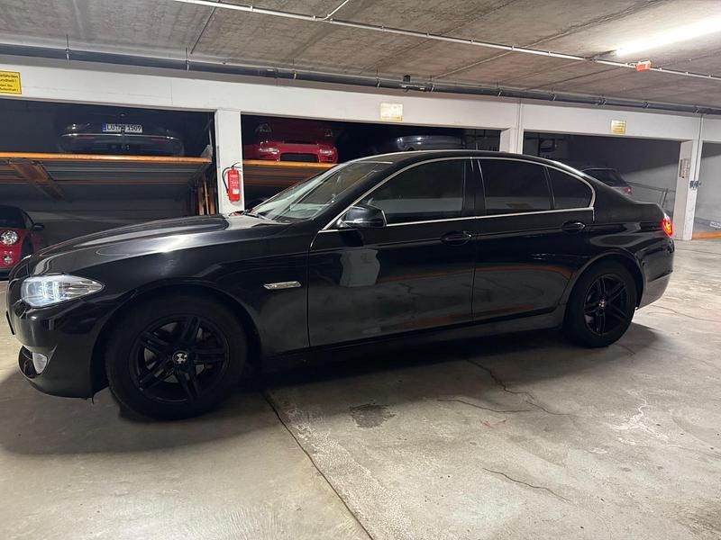 Schwarz Gebraucht 2010 BMW 523 Limousine | 13.000 € (Teuer) - Bild 1/4