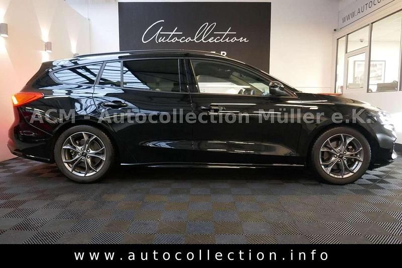 Gebraucht Ford Focus ST-Line 120 PS (88 kW) 2022 Agate black (metallic) Kombi
