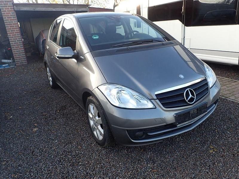 Grau Gebraucht 2011 Mercedes A160 Avantgarde Van / Kleinbus | 3.999 € (Fairer Preis) - Bild 1/4