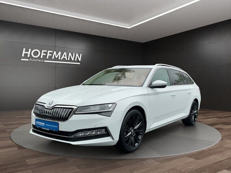 Moonweiss metallic met. Gebraucht 2023 Skoda Superb Style Kombi | 36.480 € (Fairer Preis) - Bild 1/4
