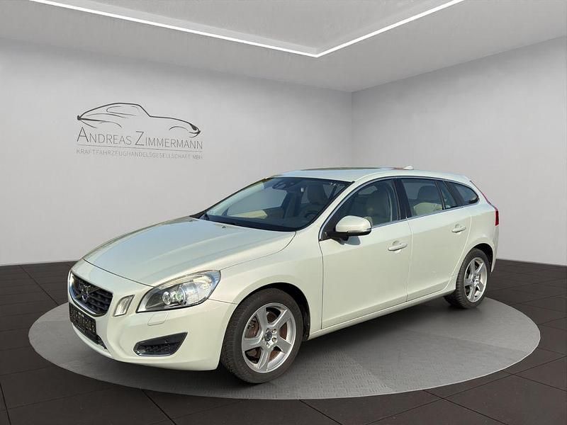 Weiß Gebraucht 2011 Volvo V60 Summum Kombi | 8.900 € (Fairer Preis) - Bild 1/4
