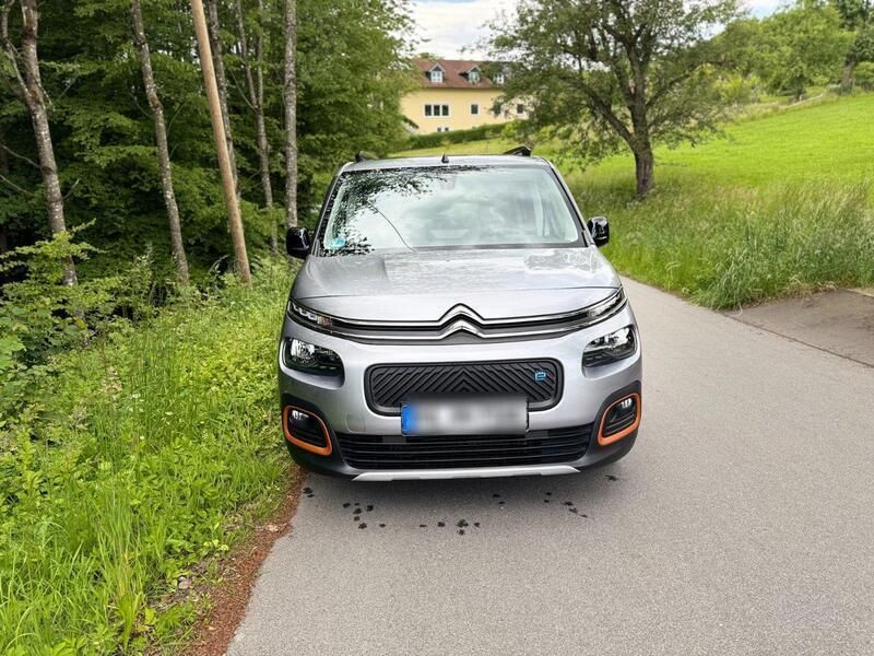 Grau Gebraucht 2023 Citroën e-Berlingo XTR Van / Kleinbus | 28.000 € (Teuer) - Bild 1/4