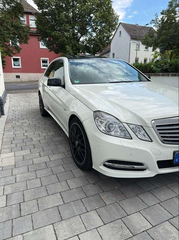 Gebraucht Mercedes E200 184 PS (135 kW) 2011 Weiß Limousine