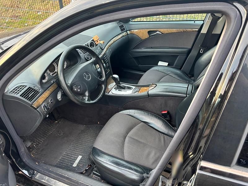 Gebraucht Mercedes E220 Avantgarde 150 PS (110 kW) 2004 Schwarz Kombi