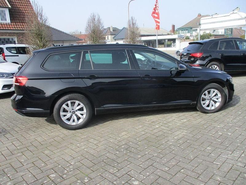 Używany VW Passat Basis 122 KM (89 kW) 2022 Czarny Kombi