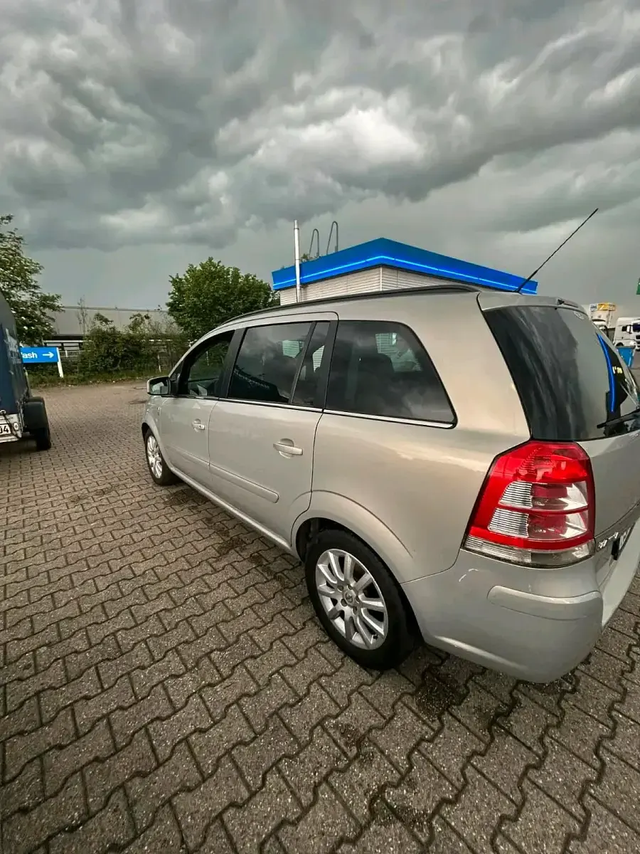 Gebraucht Opel Zafira 2010 Silber Van / Kleinbus