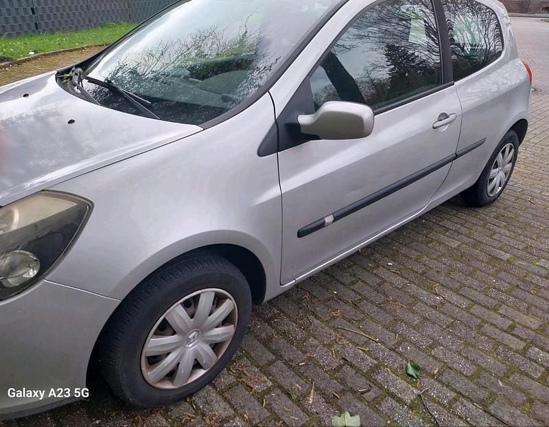 Gebraucht Renault Clio III 88 PS (64 kW) 2006 Silber Kleinwagen
