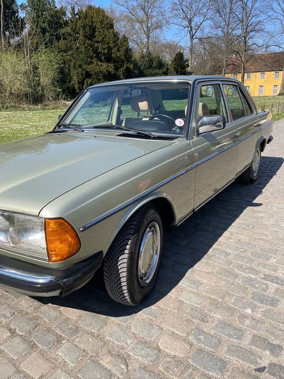 Grün Gebraucht 1983 Mercedes 200 Limousine | 8.600 € - Bild 1/4