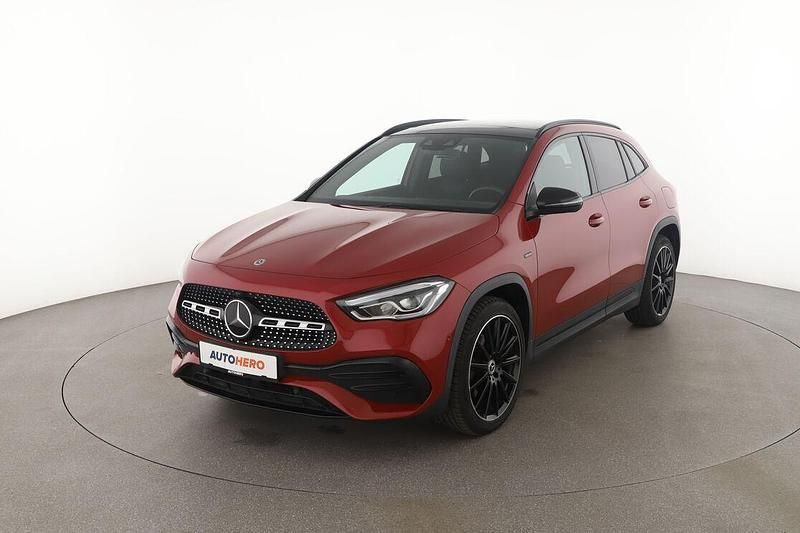 Rot Gebraucht 2020 Mercedes GLA250 AMG line SUV | 33.130 € - Bild 1/3