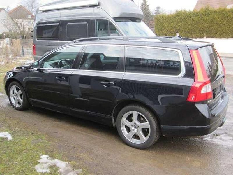 Gebraucht Volvo V70 Momentum 163 PS (119 kW) 2012 Black sapphire / metallic Kombi