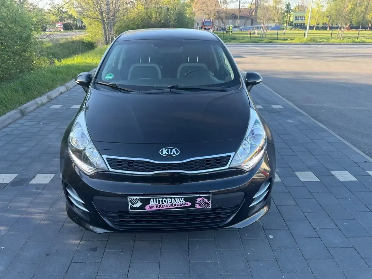 Gebraucht Kia Rio Spirit 90 PS (66 kW) 2016 Schwarz Kleinwagen