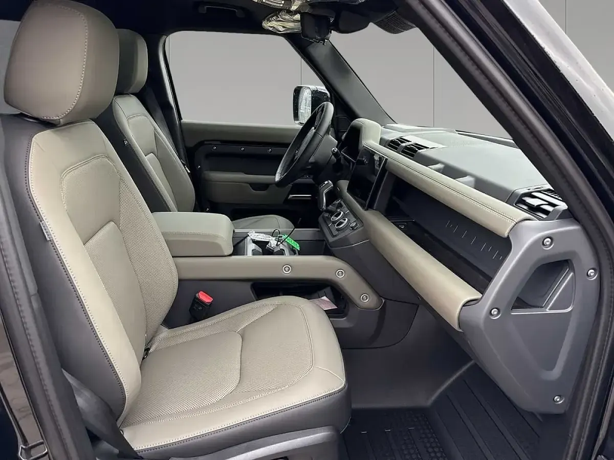 Gebraucht Land Rover Defender SE Dynamic 304 PS (223 kW) 2025 Santorini black SUV