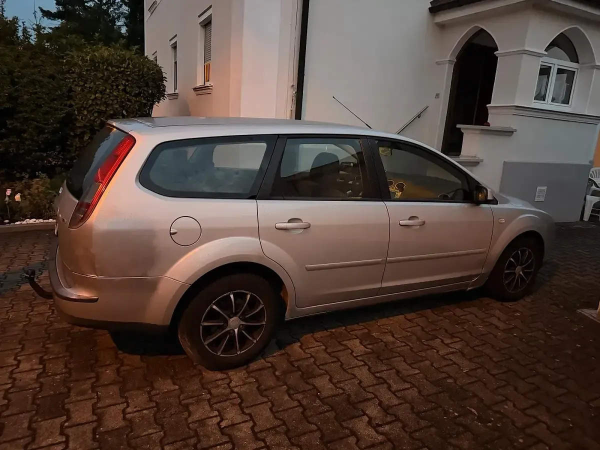 Gebraucht Ford Focus 108 PS (79 kW) 2007 Grau Kombi