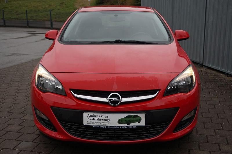 Gebraucht Opel Astra Selection 116 PS (85 kW) 2015 Rot Limousine