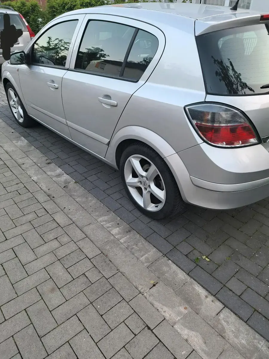 Używany Opel Astra 116 KM (85 kW) 2007 Srebrny Hatchback