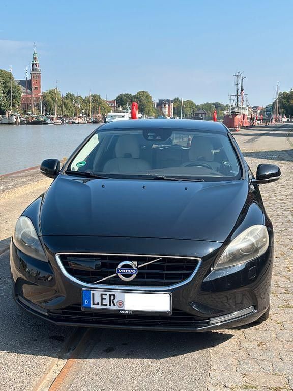 Schwarz Gebraucht 2014 Volvo V40 Momentum Kombi | 9.950 € (Fairer Preis) - Bild 1/4