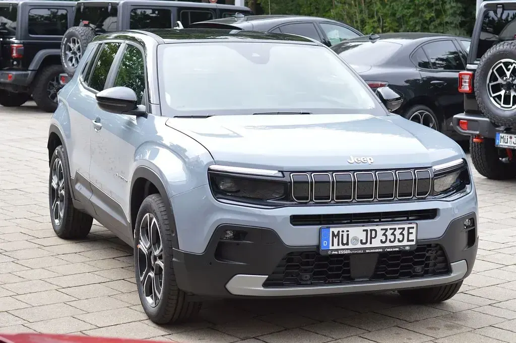 Neu Jeep Avenger EV Summit 114 kW (156 PS) 2026 Grau SUV