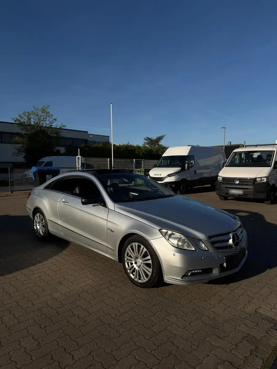Gebraucht Mercedes E350 231 PS (169 kW) 2009 Silber Coupé