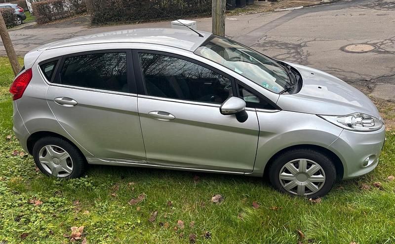Gebraucht Ford Fiesta Trend 85 PS (62 kW) 2008 Silber Kleinwagen