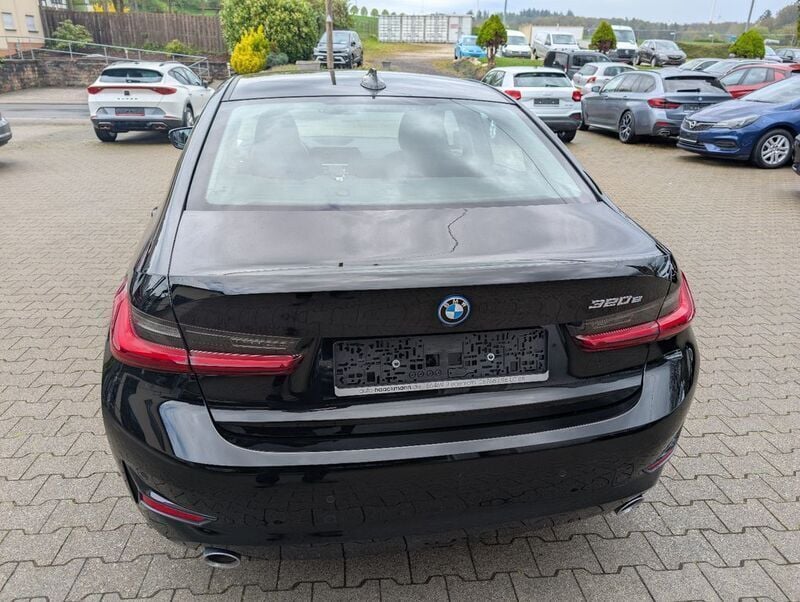 Gebraucht BMW 320e Advantage 163 PS (119 kW) 2022 Schwarz Limousine