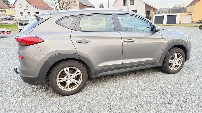 Gebraucht Hyundai Tucson Select 132 PS (97 kW) 2019 Olivine grey / mic SUV