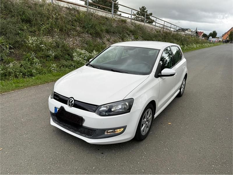 Weiß Gebraucht 2010 VW Polo Trendline Limousine | 4.666 € (Fairer Preis) - Bild 1/4