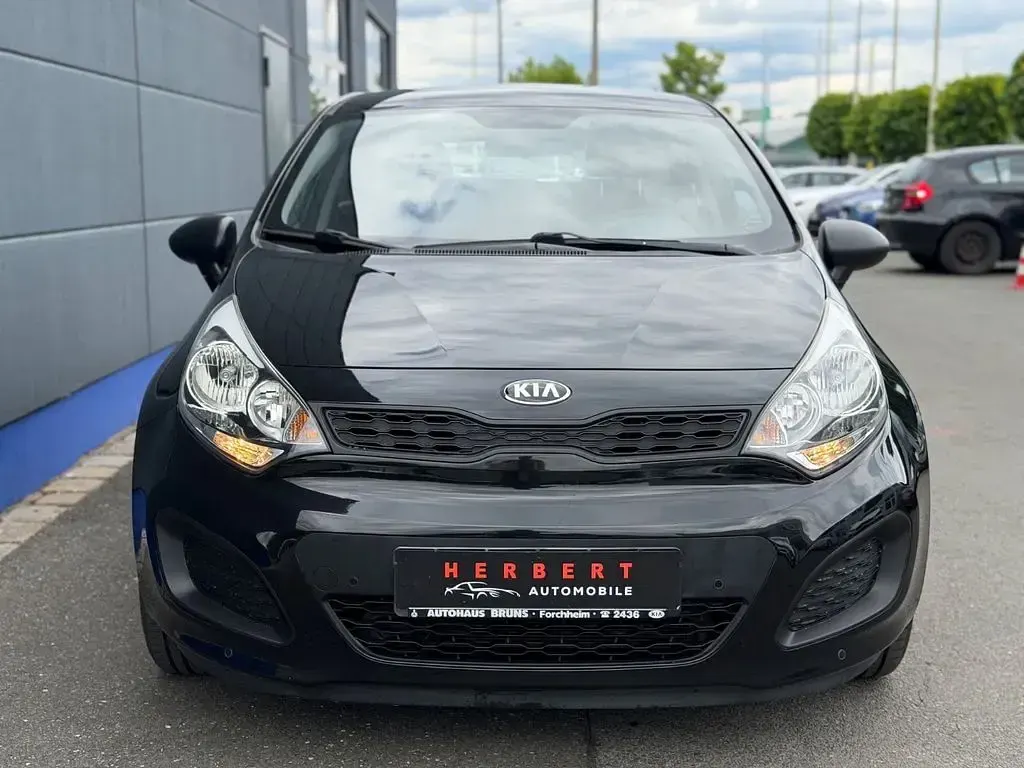 Używany Kia Rio 86 KM (63 kW) 2012 Czarny Sedan/Limuzyna
