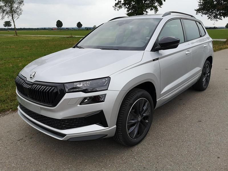 Reflexsilber metallic Neu 2025 Skoda Karoq SportLine SUV | 40.290 € (Fairer Preis) - Bild 1/4
