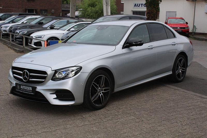 Silber Gebraucht 2018 Mercedes E220 AMG line Plus Limousine | 31.900 € (Fairer Preis) - Bild 1/4