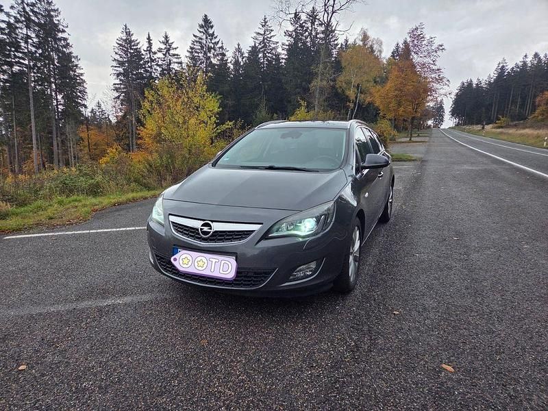 Braun Gebraucht 2011 Opel Astra Innovation Kombi | 4.000 € (Guter Preis) - Bild 1/4