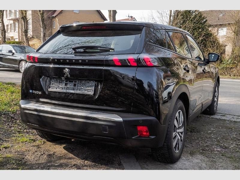 Gebraucht Peugeot e-2008 Active 100 kW (136 PS) 2023 Schwarz SUV