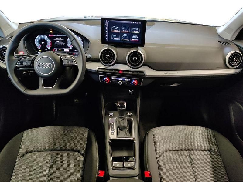 Używany Audi Q2 Advanced 150 KM (110 kW) 2025 Szary SUV