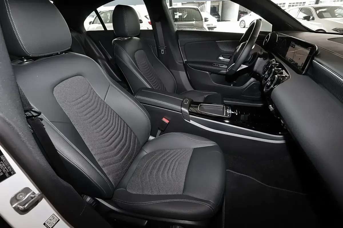 Gebraucht Mercedes CLA180 Progressive 136 PS (100 kW) 2025 Unilack polarweiß Limousine
