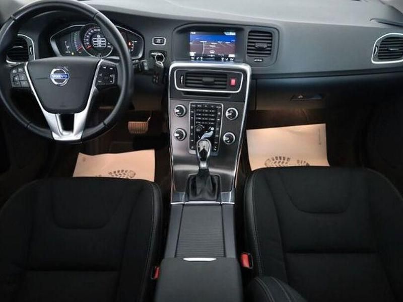 Gebraucht Volvo V60 Momentum 181 PS (133 kW) 2015 Blau Kombi