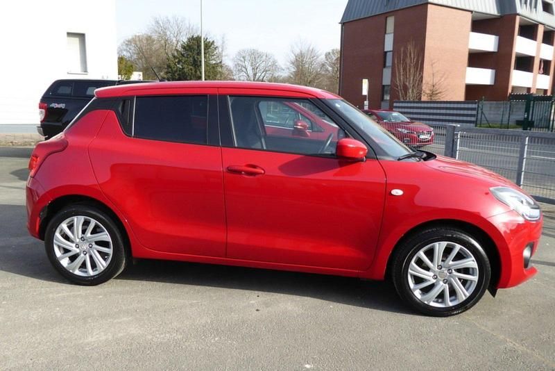 Gebraucht Suzuki Swift Comfort 83 PS (61 kW) 2023 Rot Kleinwagen