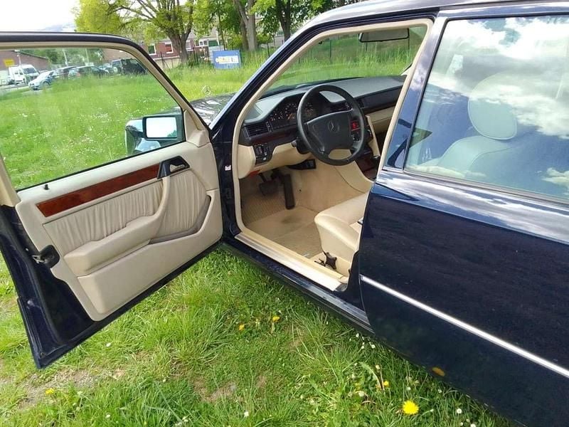 Gebraucht Mercedes E300 147 PS (108 kW) 1995 Blau Limousine