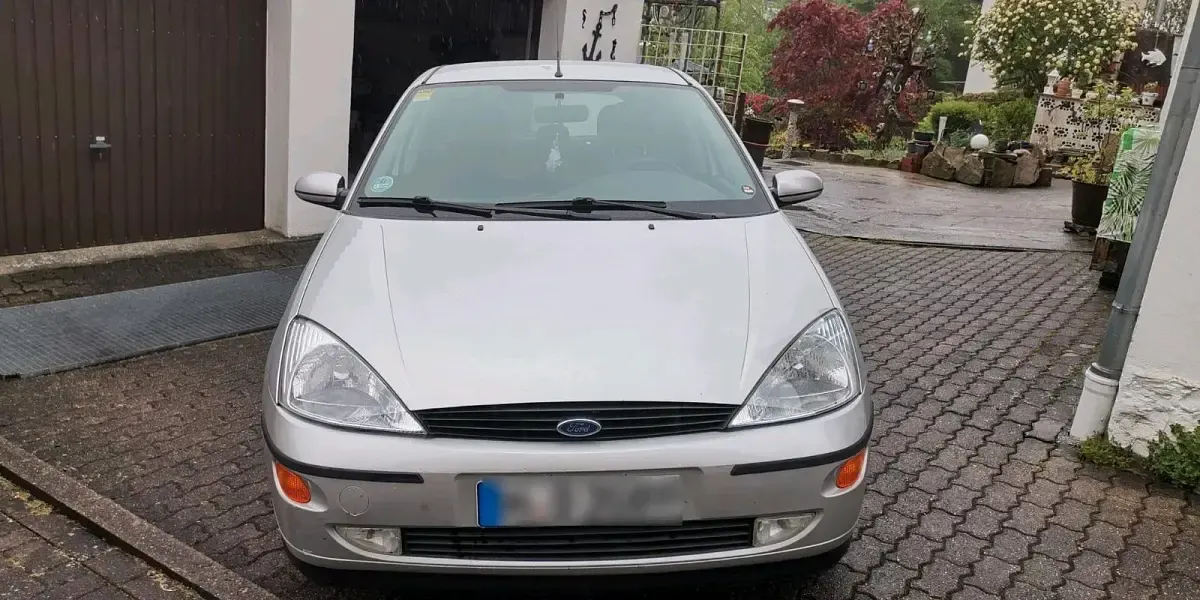 Gebraucht Ford Focus Ambiente 101 PS (74 kW) 1999 Silber Limousine