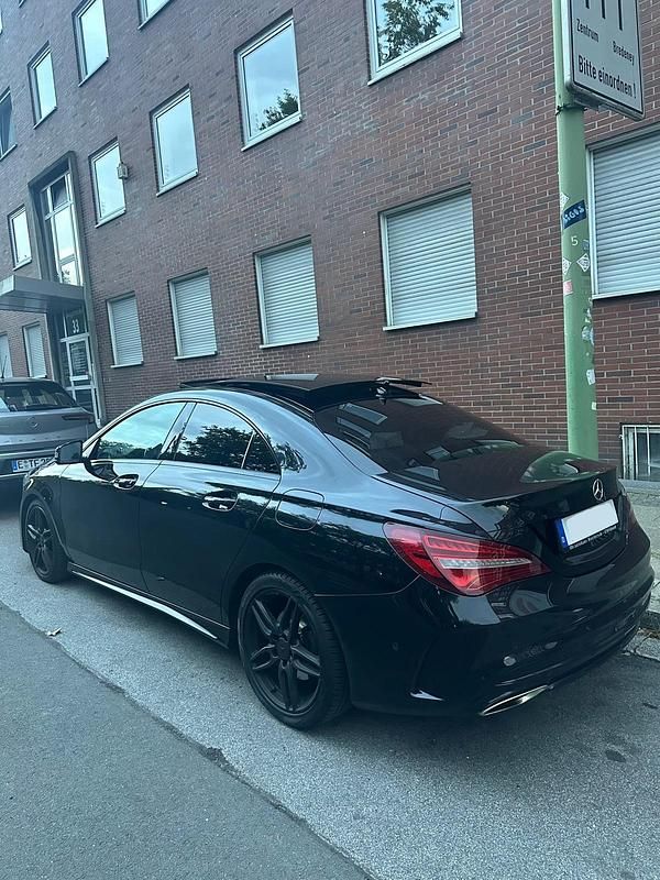 Schwarz Gebraucht 2017 Mercedes CLA200 AMG line Coupé | 20.999 € (Etwas zu teuer) - Bild 1/4